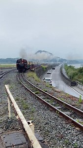 Ffestiniog Railway Double Fairlie No. 12 “David Lloyd Jones” passes Boston Lodge with the 1950s set during the Ffestiniog Railway Platinum Jubilee Gala Weekend . . . _______________________________________ #ffestiniograilway #narrowgauge #followtrain #trainspotting #railfan _______________________________________ | Mr Man
