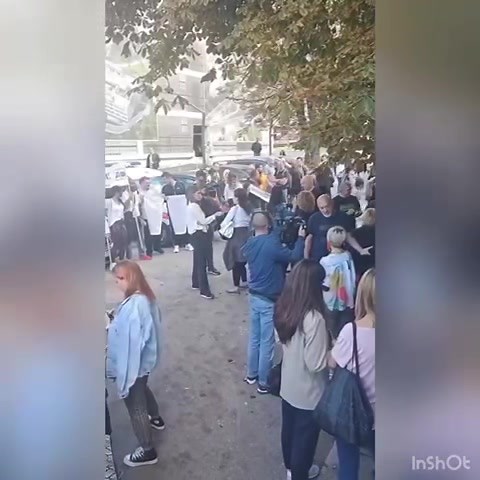 24K views · 698 reactions | Zaposleni u Klinici za psihijatrijske bolesti "Dr Laza Lazarević" organizovali su protest ispred klinike i zatražili smenu direktorke Ivane Stašević Karličić koju optužuju za mobing. | Serbia Live - Beograd | Facebook