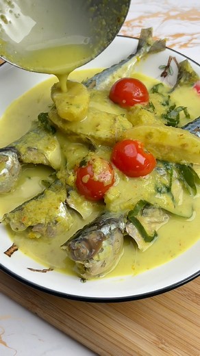 15K views · 276 reactions | Episod 141 | Ikan Masak Lemak Belimbing Buluh | 2 Minit 1 by Che Sayang Kitchen Resepi kampung yang menggamit kenangan. Selamat mencuba #resepichesayang #chesayangkitchen #susahkenakbuat #ikanmasaklemakbelimbingbuluh #laukkampung | Che Sayang Kitchen | Facebook