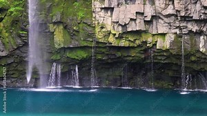 雄川の滝、滝壺に落ちる白い糸のような流れ