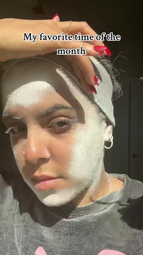 Most Satisfying Way of Shaving Your Face: Dry Shampoo Hack!