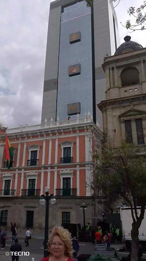 Sres.despues de 20 años en BOLIVIA está flameando en el Palacio Ejecutivo la Tricolor Rojo Amarillo y Verde nuestra bella Bandera que Emocion que Alegría...VIVA BOLIVIA............LA PLATILLERA | Azul Ana Maria Albarez