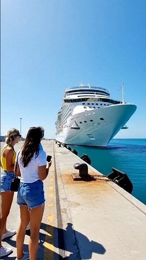 🚢 Cruise Ship Crashes Into Dock ⚠️ Loud Impact & Crowd Reactions Caught on Camera 🎥💥