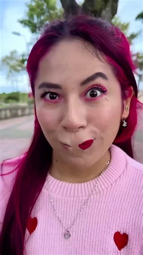 It looks like she doesn't know how to use lipstick😳😱