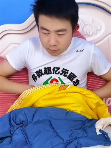 Stick-on Clothes Patch: How to Use a Star-Shaped Gadget to Fix Torn T-Shirts