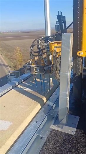 Service mobil Costa Utilaje - Revizie pe teren pentru batătoarele de stâlpi Orteco. Astăzi echipa service mobil este pe șantierul unei autostrăzi, unde mai multe sonete Orteco, din flota unui client, lucrează în paralel. Realizăm revizia periodică chiar la locul de operare, pentru a menține echipamentele la performanță maximă și pentru a reduce timpii de oprire. https://costautilaje.ro/categorie/utilaje-constructii/?filter_tip-utilaj-constructii=batatoare-stalpi-sonete&query_type_tip-utilaj-cons