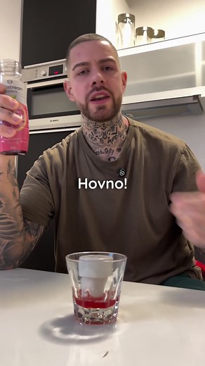 🧪 Co je v klasických sirupech za „chemii“? Pojďme si to říct bez růžových brýlí. 1️⃣ Cukr na prvním místě 🍬 Většina běžných sirupů má 50–65 % cukru. Takže když si dáš 250 ml naředěného pití, klidně do sebe pošleš 20–30 g cukru. To je skoro jak malá cola. Nejčastěji tam najdeš: • sacharózu (klasický cukr) • glukózo-fruktózový sirup • invertní cukr 2️⃣ Ovoce? Spíš marketing 🍓 Na obalu jahody jak z farmy, realita? • kolem 5 % ovoce • někdy jen 1–3 % koncentrátu Chuť většinou nedělá ovoce, ale ar