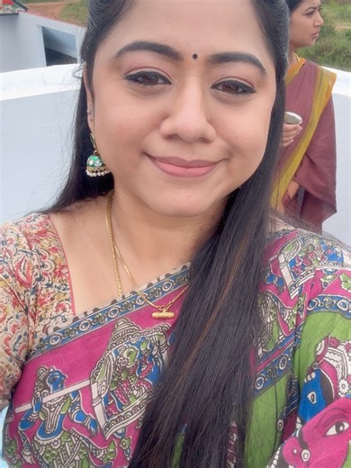 Swetha Subramanian on Instagram: "Nandhini… 💔 RIP 😭 Sathya’s DURGA😭❤️🫂 You always used to say, “Swetha akka, we need to post nice pictures… beautifully dressed with good makeup,” and you never even allowed me to share these pics and moments but now —I never imagined those simple words spoken on our set would turn into such a painful memory 😭 Our workspace was where we lived most of our days, laughing between shots, practicing reels & sharing secrets in the makeup room, and creating memories