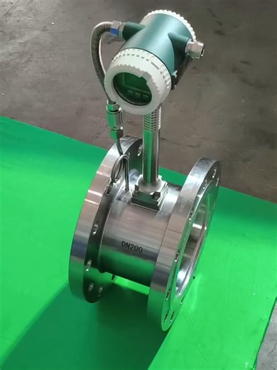 Vortex flowmeter with integrated temperature and pressure compensation.带有集成化温压补偿的涡街流量计