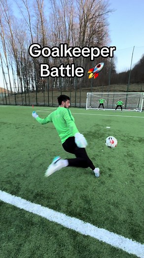 Battle Time 🧤 2 ❌ 2 #goodgames #longshot #goalkeepersdoitbest #goalkeeperbattle