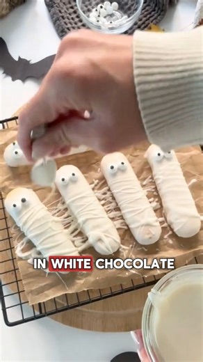 These Halloween Ladyfinger Mummies 🧟‍♀️🪦 are the easiest last-minute dessert for your Halloween buffet. So fun, quick, and guaranteed to impress! Recipe: Ladyfinger cookies (baked or store-bought) White chocolate or candy melts (vanilla flavored works great) Candy eyes Cover ladyfingers in melted white chocolate. Stick on candy eyes while still soft. Drizzle more melted white chocolate for a mummy effect. Let set, then serve and enjoy your spooky-cute Halloween treats! 👻 | Seen by denikoe