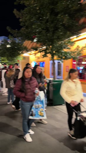The Line for the Simpsons Donut is insane today at Universal Studios Hollywood! #universalstudioshollywood #unistudios #simpsons #donut #themepark