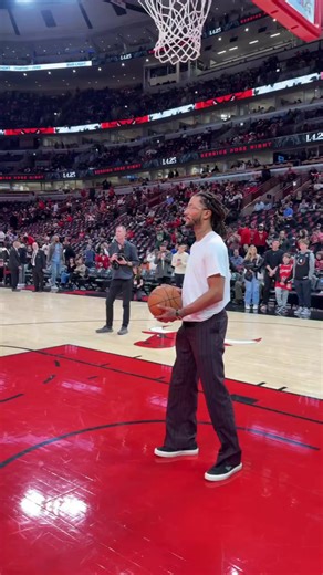 1.7M views · 10K reactions | D Rose hoopin with his kids pregame at United Center! 凉 | NBA | Facebook