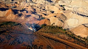 Tonight on Outback Opal Hunters The Bushmen are forced to trade opal to get a shaft drilled on a new claim. The Mooka Boys attempt to revive a long-neglected dump truck and their opal processing plant and the Digi Diggers get lost exploring a terrifying abandoned mine. Tune in 8:30pm AEST on Discovery Channel Australia 😎⛏⛏ 📺🍿 The Bushmen Outback Opal Hunters #OutbackOpalHunters #ProsperoProductions #Foxtel #discoverychannelaustralia #mookaboys #digidiggers #opal #warnerbrosdiscovery | Outback