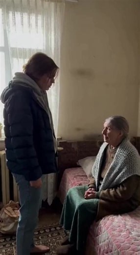 Am lucrat trei ani în străinătate, trimiteam bani surorii mele ca să aibă grijă de mama, dar când m-am întors acasă am văzut în ce condiții groaznice trăia mama mea 😢😢 Trei ani am trăit și am muncit în străinătate. Nu a fost o decizie ușoară – să plec din orașul natal, să o las pe mama singură, dar atunci nu am avut de ales. Știam că mama nu mai este tânără, că are probleme de sănătate. Dar sora mea mai mică mă asigura că va fi lângă ea, că va avea grijă de mama. Am stabilit un lucru: eu voi t