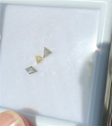 💎Fancy​ Color​ Diamond​ เพชรแท้สีธรรมชาติ 💎เม็ดละประมาณ 8ตังค์ /- เม็ดละ​ 2,500฿ 💎Kite​ Shape​ , Diamond​ Cut​ , Trilliant Cut​ 💎เพชร​สีน้ำตาลเข้มอมเทา และสีเหลือง 💎ตำหนิมองเห็นได้เล็กน้อย J.​ GEMS​ JTC​ Silom19​ Floor3​ (นัดหมาย​ได้)​ 💎หัวใจสำคัญ​ ร้านจำหน่ายเพชรแท้เท่านั้น​💎 Line​ jirasak.ap FACEBOOK​ J.​ GEMS​ (หลังจุดเว้นวรรค) #เพชรแท้ #NaturalDiamond #จำหน่ายเพชรแท้ #จำหน่ายเพชรแท้เท่านั้น #เพชรไฟดี #FancyColor​ #เพชรสวย #เพชร​ #Diamond​ #JGEMS #จิเพชร108 #เพชรเกสร​ #อัญมณี​ #นักสะสม