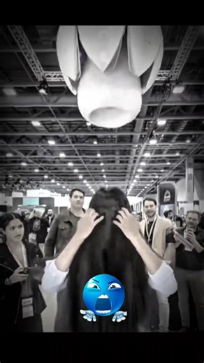 𝗪𝗲𝗮𝗹𝘁𝗵𝘆 𝗘𝗱𝗶𝘁𝘀 on Instagram: "Technologia 💀 . . . 在日本，研究人员正利用智能人行道将日常活动转化为清洁能源⚡。这些道路内嵌特殊的压电材料，可以从行人的脚步中收集动能。当人们行走、奔跑或跳跃时，路面会轻微变形，从而产生机械压力。压电晶体将这种压力转化为电能🔋。 这些能量可用于照亮路灯、为公共显示屏供电，甚至监测行人流量。这种技术不仅减少了能源浪费，还展示了未来城市的无限可能🌍。 在东京、京都等城市的试验区，人们的每一步都在为绿色地球贡献力量💚。科技让生活更环保，也让每一个脚步更有意义✨"