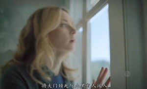 女人在洗澡的时候意外发现有一名黑衣人闯入了家里。