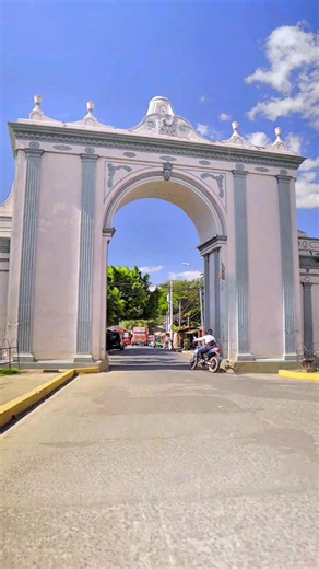 El proyecto en la vía que conecta el cantón Los Toles, en Ahuachapán Centro, incluye la pavimentación y construcción de la base, sub base, drenajes y obras de paso para garantizar la conectividad vial de las familias. | Ministerio de Obras Públicas