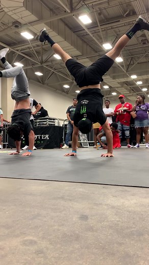 Handstand Battle 💪🏼💪🏼 #handstand #handstands #balance #handstandcompetition #handstandpractice #handstandwalk #handstand365 #gymnastics #yoga #fitness #fit #fitnessmotivation #handstand #athlete #skills | Anthony Silva