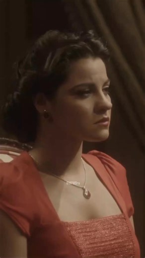 Maite Perroni World Brasil on Instagram: "Em "El Arribo de Conrado Sierra", Maite Perroni é Ninfa. O filme, dirigido por René Pereyra, é um drama mexicano situado nos anos 40 que acompanha cinco irmãs, as "Josefitas vírgenes", que esperam a chegada de um homem. Conrado Sierra busca casar com a irmã mais nova, Ninfita, gerando conflitos em uma sociedade conservadora, marcada por preconceitos, religião e a luta pela liberdade feminina (Adoro cinema). 📹 El Arribo de Conrado Sierra, disponível no F