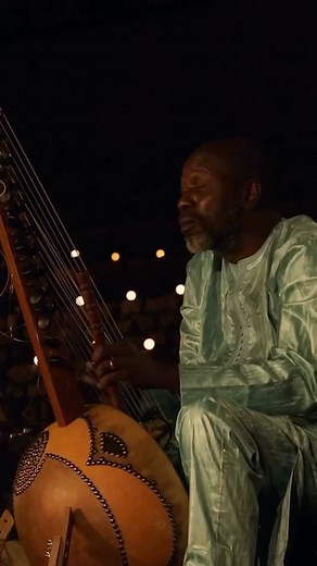 Sounds from Mandé 🇲🇱 Ballaké Sissoko (@ballake.sissoko) is a renowned Malian kora player known for his exceptional skill and innovative approach to his music. The kora, a 21-string lute-bridge-harp, is deeply rooted in the Mandé culture, and Ballake Sissoko has elevated its profile through his iconic solo performances and collaborations with artists from various musical traditions. Sissoko’s music is characterized by its intricate melodies, serene and contemplative soundscapes, and a deep resp