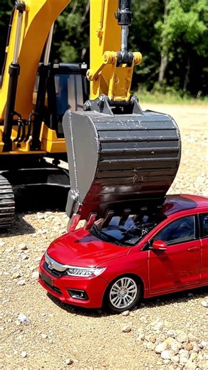 MONSTER RC EXCAVATOR CRUSHES RC HONDA CITY! 💥🚗