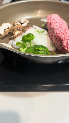am5:00幼稚園児のお弁当作り#弁当記録#青椒肉絲#おにぎり#サッカーボール#ボロネーゼみたいなナポリタンみたいなやつ