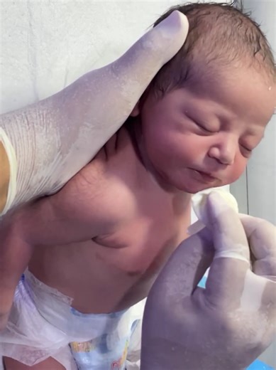 Newborn Baby's First Breath: A Heartwarming Moment