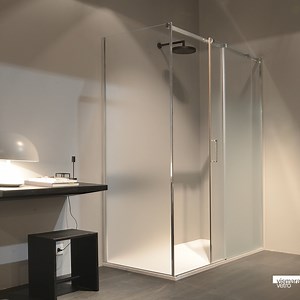 19 reactions | Gliss è il box doccia con ante scorrevoli dal meccanismo sempre perfetto e dal design senza tempo.  Gliss con profilo in finitura 21 Argento Lucido e vetro 29 Madras Nuvola • Gliss is the shower enclosure with sliding doors with an always perfect mechanism and a timeless design.  Gliss with profile in 21 Bright Silver finish and 29 Madras Nuvola glass • Gliss  bit.ly/glissvismara | Vismaravetro | Facebook