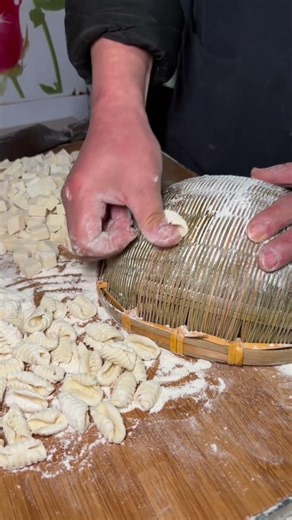 Traditional Shell-Shaped Dough Crafting Using Bamboo Sieve