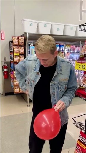 He scared the entire store! 😨👀