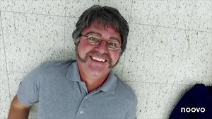 Ça fait longtemps que je vous ai pas partagé un petit extrait de Mets-y le Paquet. Avec le beau temps qui est revenu, les soirées BBQ, les journées piscine, les festivals pis toute, j’me disais que ça vous ferait pas de tort d’avoir un petit cours de secourisme! 😅 L’épisode complet est disponible sur le site de Noovo : https://www.noovo.ca/emissions/mets-y-le-paquet/therapie-par-le-rire-s3e2 | Dominic Paquet