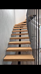 Nouvelle réalisation tout droit d’Alsace : Notre escalier 1/4 tournant haut, idéal pour optimiser l’espace d’une pièce. Avec son design et son garde-corps à barreaux, cet escalier ne manquera pas de vous impressionner. Laissez-vous séduire par l’harmonie entre modernité et artisanat traditionnel. 🌟#escaliersurmesure #surmesure #gardecorps #acier #bois #limoncentral #madeinfrance #savoirfairefrancais #fabricationartisanal #décorationintérieur #hautdegamme #alsace #anduze #palmariniferronnerie | 