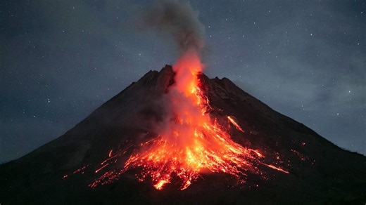 VIDÉO - Indonésie : la spectaculaire éruption du mont Merapi, l'un des volcans les plus actifs au monde