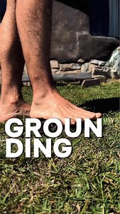 🌱 Grounding: volver a pisar la tierra de verdad. Necesitamos sentir el barro descalzos, volver al contacto real con lo que nos sostiene 🌍🦶 Cuando tocás la tierra, tu cuerpo descarga electricidad estática, baja el cortisol, mejora tu sistema nervioso y hasta tu sueño ✨💤 Tus pies activan terminaciones nerviosas que no se encienden de otra forma: mejora tu respiración, tu frecuencia cardíaca y tu equilibrio 💚🌬️💓 Volver a la tierra no es una práctica… es volver a casa 🏡🌾 Si querés aprender 