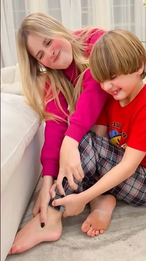 Smart sister helps brother free himself 👧🏻🩷🧒🏻😅✅🌈😍