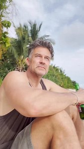 Manchmal jagen wir den nächsten Kick wie den letzten Keks in der Packung. Kurz gut. Danach nur Krümel im Kopf. Vielleicht brauchen wir nicht immer Mehr. Vielleicht reicht erstmal Echt. 👉 Wer kennt das? 👉 Welcher „Kick“ erwischt dich gerade am meisten? | Wayne Carpendale