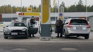 St1-sovellus on täällä! Lataa sovellus, lisää maksukortti ja maksa polttoaineet kätevästi puhelimellasi. | St1