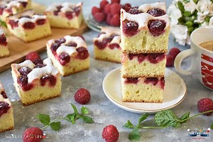 RETETA NOUA! Pandispanul cu fructe este, dupa mine, cea mai simpla, mai rapida si mai economica prajitura de casa. Imi place ca poti oricand sa faci o prajitura pufoasa cu fructe. Cu fructe confiate, din compot, congelate sau fructe proaspete de sezon. Exista un singur secret pentru a avea o prajitura pufoasa cu zmeura: spuma de albusuri. Ea tine fructele deasupra si tot ea face pandispanul cu zmeura sa creasca. https://www.reteta-video.ro/retete/pandispan-cu-fructe-zmeura.html | Reteta-Video