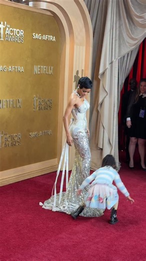 And the award for cutest red carpet date goes to…#TeyanaTaylor's daughter! The ‘One Battle After Another’ star gets a little help on the #ActorAwards red carpet from her “stylist.” | ELLE Magazine (US)