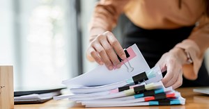 Paradox pe piața muncii din România: Numărul angajaților tineri scade, iar cel al seniorilor crește