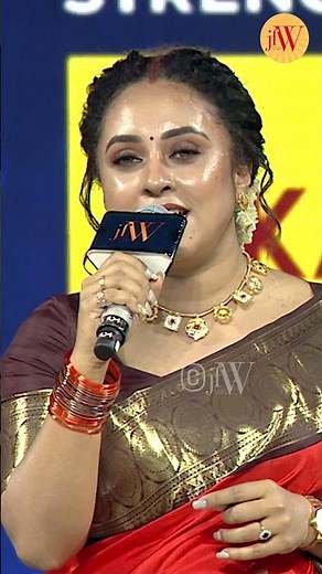 Pearle Maaney sings Munnale ponnale.