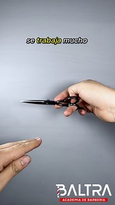 Aquí te mostramos cómo tomar la tijera de la manera correcta y las técnicas fundamentales de tijera con dedos y tijera con peine 💈✌🏼✂️#BALTRA #AcademiaDeBarberia #tecnica #barber #aprende #tijeras #peine #dedos #barberlife | Baltra GDL academia de Barbería