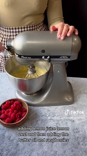 Delicious Raspberry Bundt Cake with White Chocolate Ganache Recipe