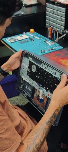 Troca do teclado do notebook: desmontagem, montagem e teste final, com todas as teclas funcionando.