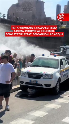 Afa da bollino rosso in tutta Italia. A Roma, per combattere il caldo, la Protezione Civile insieme a Roma Capitale distribuisce acqua, borracce, opuscoli e ombrellini in due punti intorno al Colosseo. Ma soprattutto si è dotata di un cannone nebulizzatore d’acqua preso d’assalto da turisti e passanti. E a giudicare dal numero di persone che ne stanno usufruendo, si tratta decisamente di un’idea necessaria. Insieme a questa iniziativa, medici e infermieri presidiano il Parco del Colosseo dalle 1