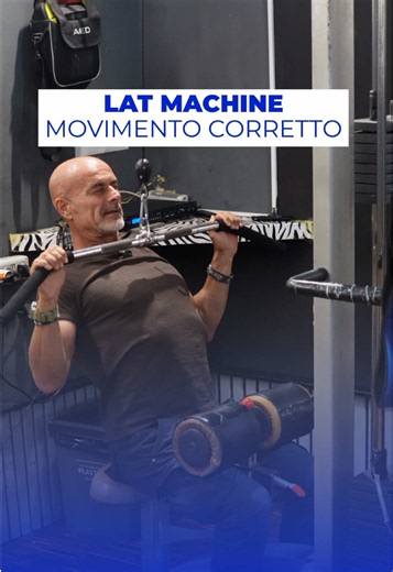 💪 La lat machine è un esercizio fondamentale per la schiena, ma funziona solo se fatta bene. L’errore più comune è pensare di “tirare giù il peso”, quando in realtà il focus deve essere il dorsale. Se senti lavorare solo le braccia, stai sbagliando esecuzione. ✅ Scapole basse ✅ Movimento controllato ✅ Trazione lenta ✅ Attivazione dei dorsali ✅ Ritorno guidato Non è il peso che fa la differenza, ma il muscolo che riesci a coinvolgere. 💪 Da oltre 20 anni alla Top Center aiutiamo i nostri iscritt