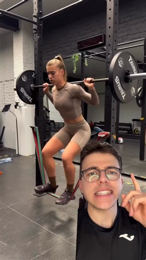 Fran | Entrenador on Instagram: "Ser profesional no significa saber entrena Este ejercicio rompe la regla más importante del rendimiento: el Principio de Especificidad. El fútbol es estable: Juegas sobre césped, no sobre una superficie inestable. Inhibición neural: Al añadir inestabilidad artificial, tu cerebro frena la señal a los músculos grandes para activar los estabilizadores y evitar la caída. Resultado: Entrenas con menos peso, menos fuerza y menos intención. Mejoras tu equilibrio, pero n