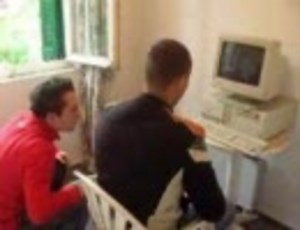 パソコンが起動しないことに怒った外人